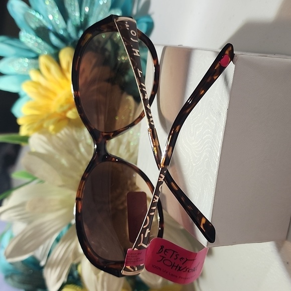 BETSEY JOHNSON SUNGLASSES - Picture 3 of 7